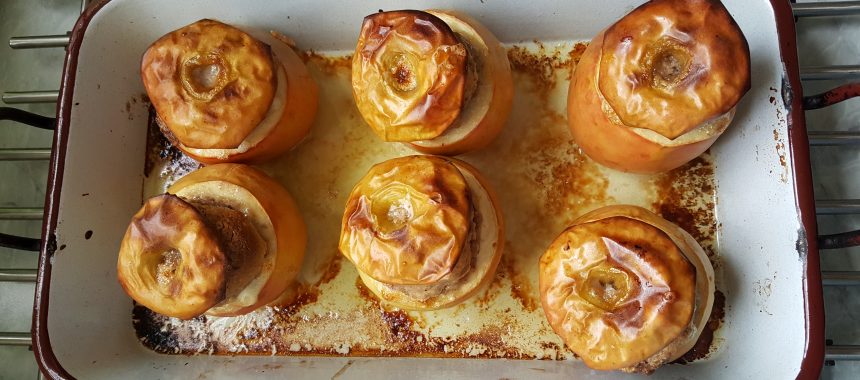 Bratäpfel mit Nüssen und Marzipan